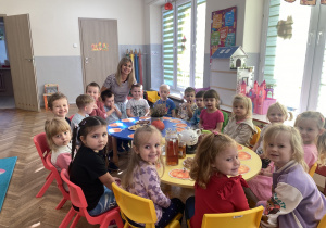 Dzieci pija jesienną herbatkę