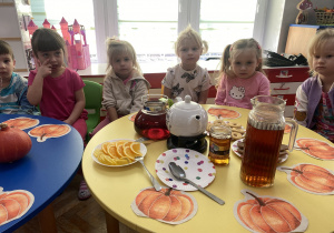 Dzieci pija jesienną herbatkę