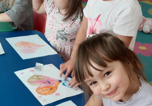 Dzieci przygotowują kartkę dla kolegi