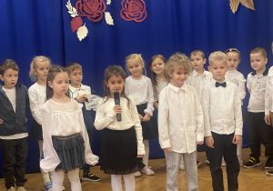Dzieci recytują wiersze