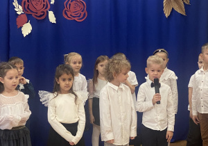 Dzieci recytują wiersze