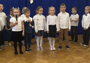 Dzieci recytują wiersze