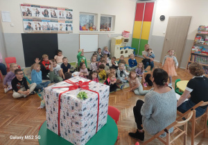 Dzieci zadają pytania Paniom