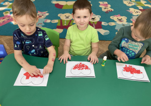 Dzieci wykonują biało- czerwone serca