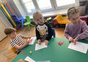 Dzieci wykonują biało- czerwone serca