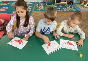 Dzieci wykonują biało- czerwone serca