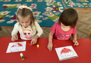 Dzieci wykonują biało- czerwone serca