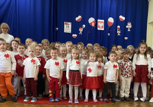 Dzieci śpiewają hymn Polski