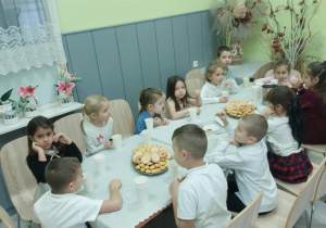 Dzieci jedzą słodkości