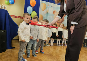 Pani Dyrektor dokonuje uroczystego pasowania