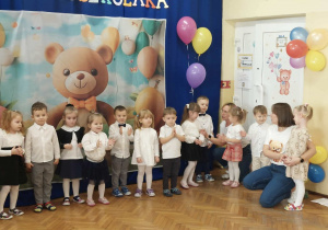 Dzieci śpiewają piosenkę