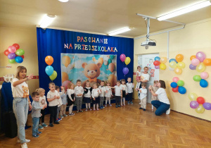 Dzieci śpiewają piosenkę