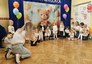 Dzieci śpiewają piosenkę