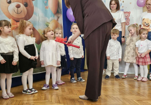 Pani Dyrektor dokonuje uroczystego pasowania