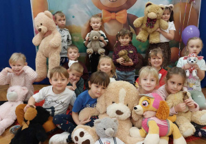 Dzieci ze swoimi pluszakami