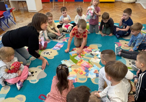 Dzieci układają puzzle