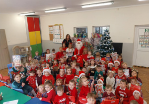 Przedszkolaki z Mikołajem
