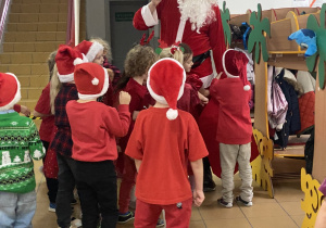 Dzieci witają Mikołaja