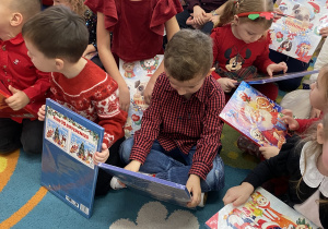 Dzieci oglądają prezenty