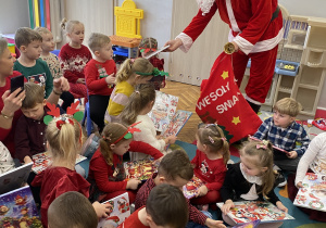 Mikołaj rozdaje prezenty