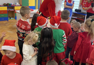 Mikołaj rozdaje prezenty