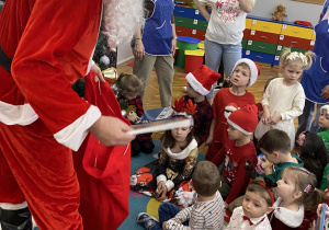 Mikołaj rozdaje prezenty
