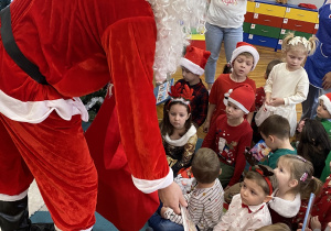 Mikołaj rozdaje prezenty