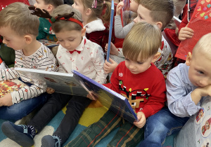 Dzieci oglądają prezenty