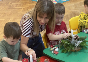 Dzieci tworzą stroiki