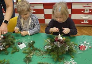 Dzieci tworzą stroiki