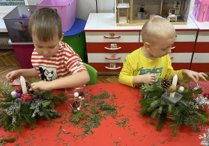 Dzieci tworzą stroiki