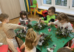 Dzieci tworzą stroiki