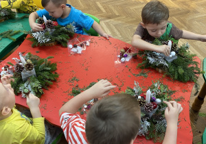 Dzieci tworzą stroiki