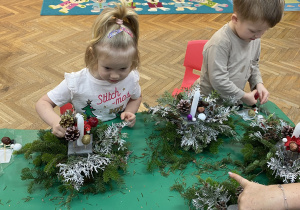 Dzieci tworzą stroiki