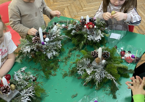 Dzieci tworzą stroiki