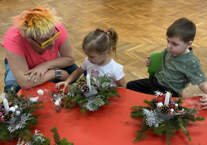 Dzieci tworzą stroiki