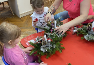 Dzieci tworzą stroiki