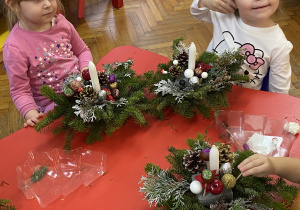 Dzieci tworzą stroiki