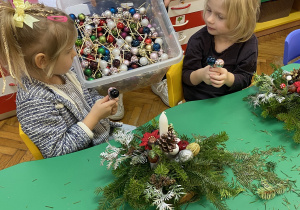 Dzieci tworzą stroiki