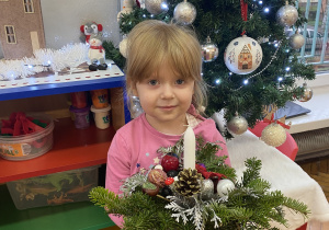 Dziewczynka prezentuje stroik