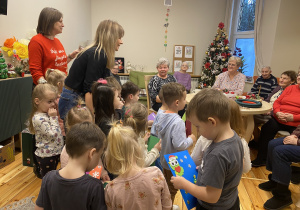 Dzieci wręczają kartki świąteczne