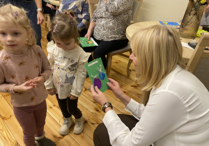 Dzieci wręczają kartki świąteczne