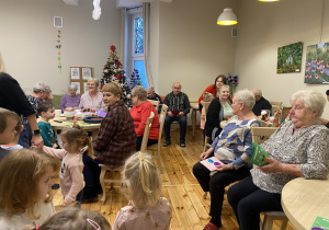 Dzieci wręczają kartki świąteczne