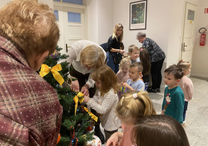 Dzieci dekorują choinkę