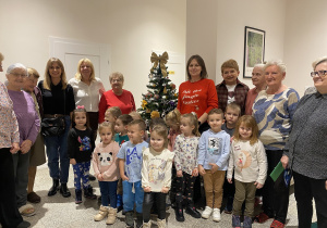 Zdjęcie z seniorami