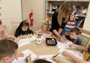 Dzieci kolorują obrazki