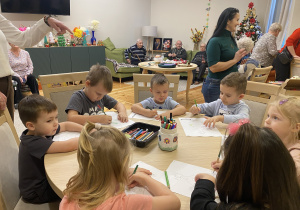 Dzieci kolorują obrazki