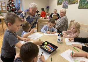 Dzieci kolorują obrazki