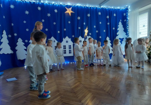 Dzieci śpiewają pastorałkę