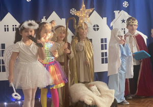 Dziewczynka recytuje wierszyk